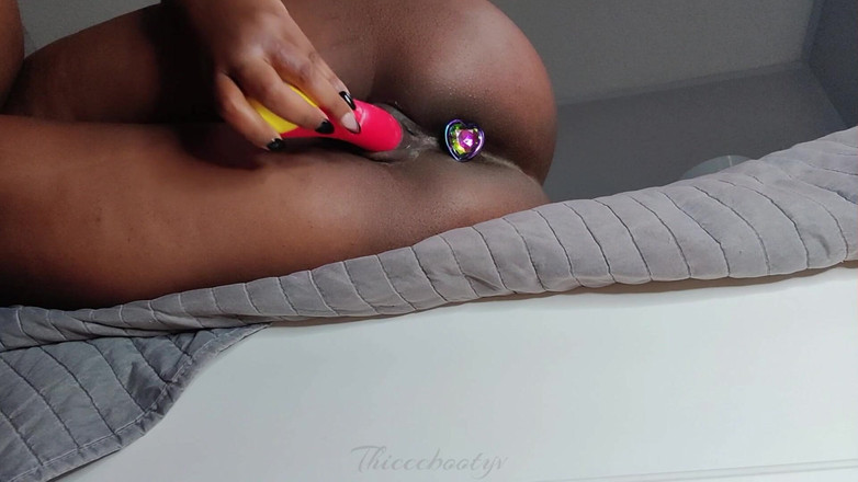 Thicccbootyv: Fodendo minha buceta apertada enquanto está plugada