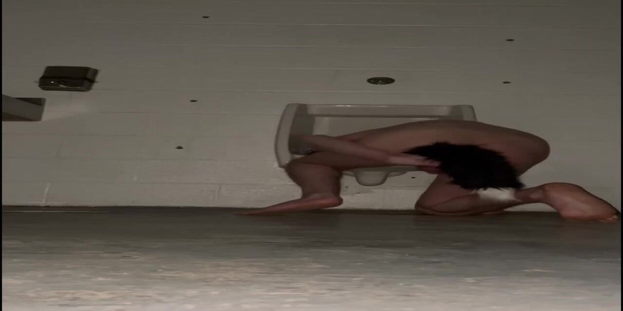 lonewanderer821: Mi scopo nel bagno di un parco mentre atleti del...