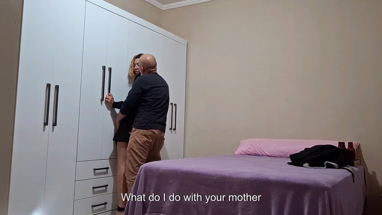 Victor SweetCoupleStories: Min styvmamma åkte på en resa, och min styvfar satte mig...