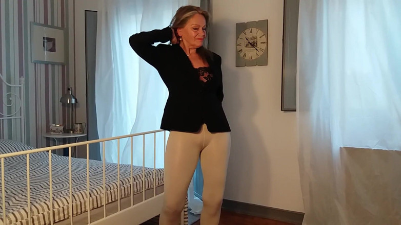 martinawest: Grandma Is Wearing Tight Leggings!