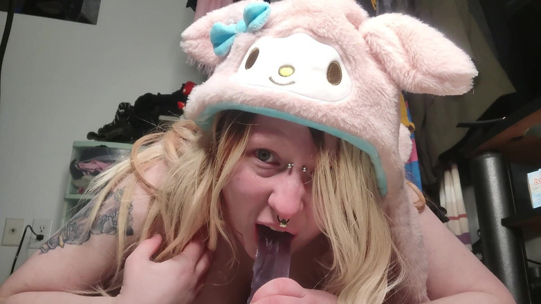 Lori Critter: Cutesy troia gola e tette si scopa da sola
