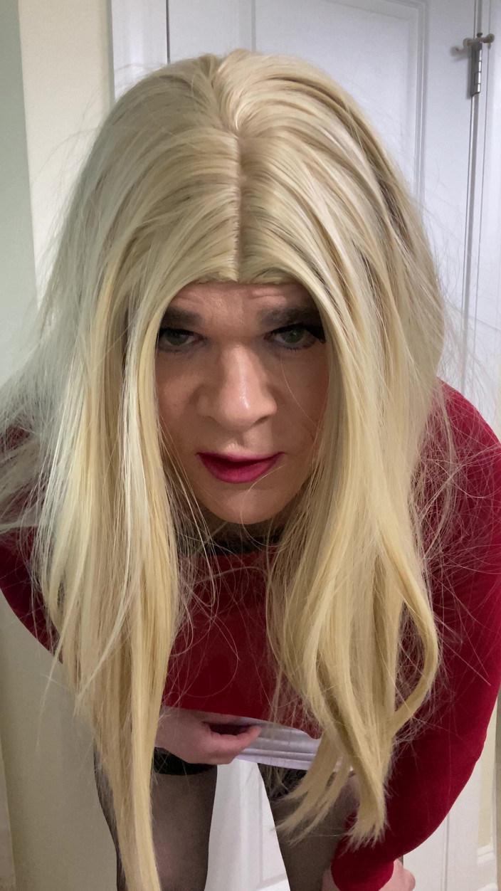 MadisonCD2025: Siyah kalçalı orta yaşlı seksi kadın yüksek çoraplı ve topuklu ayakkabılarla...