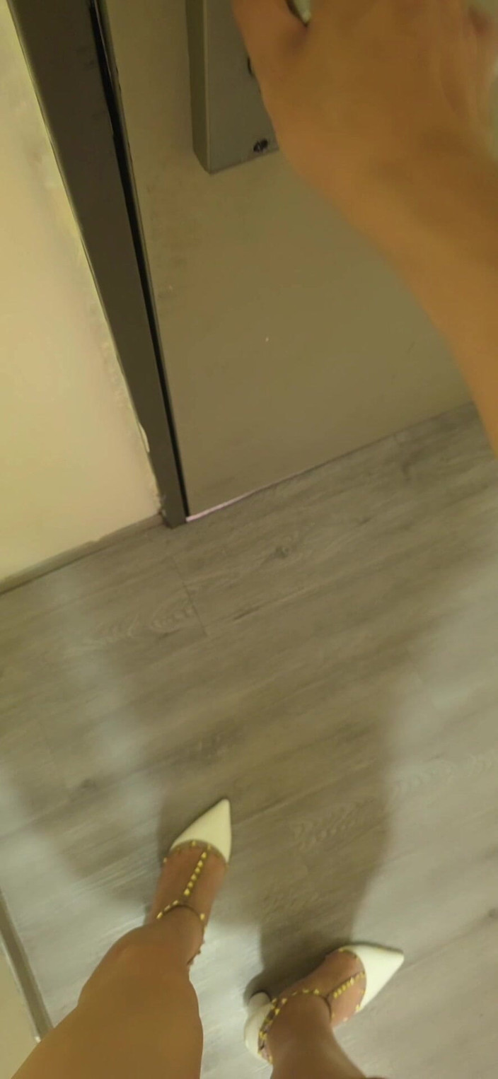 Taiwancdgirl: Sadece külot ve yüksek topuklu ayakkabılarla odadan çıkın