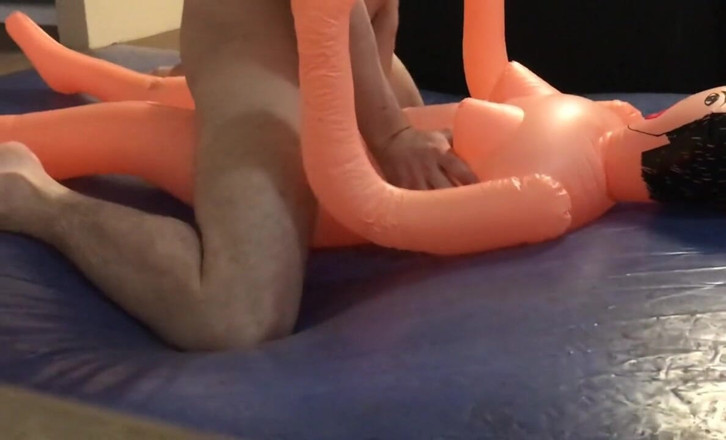 Aussie bi boy: Hämmernde billige weibliche aufblasbare puppe auf blauem wasserbett