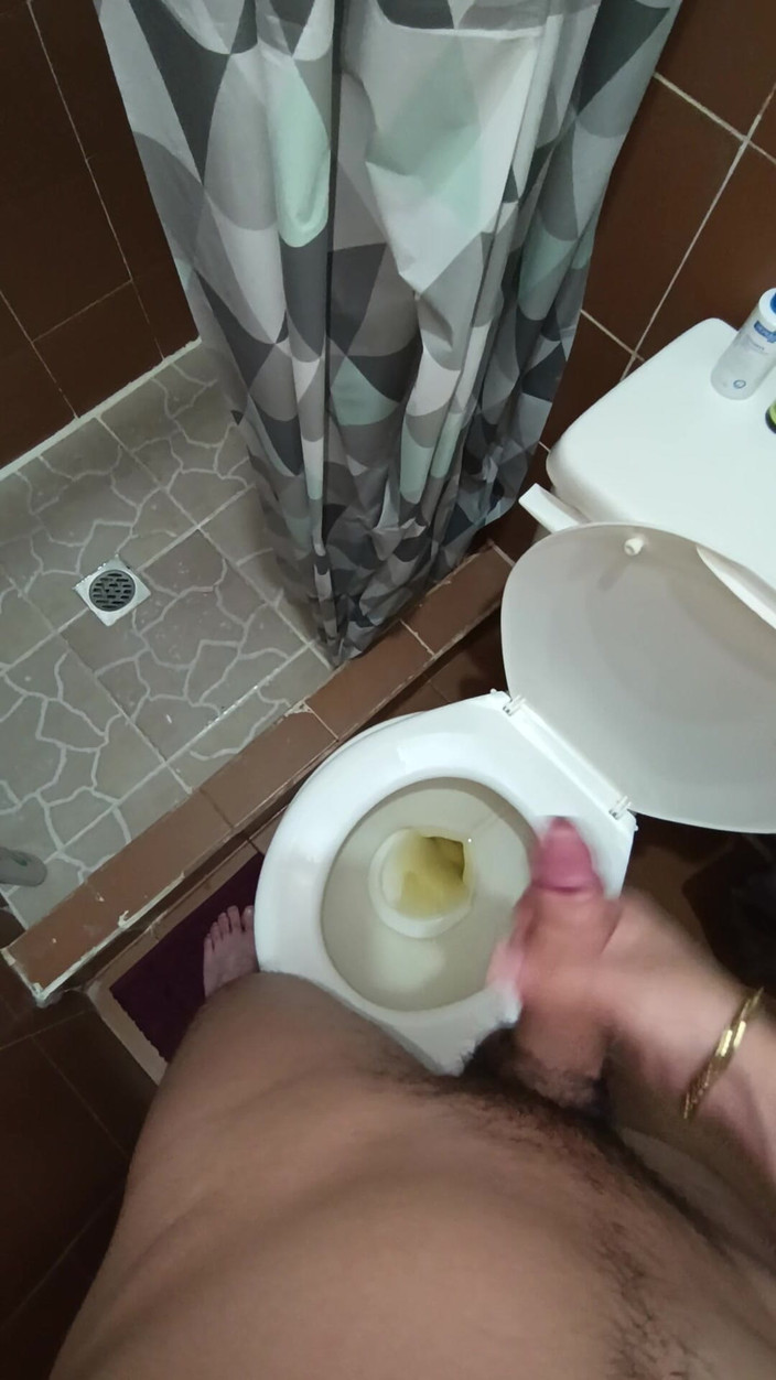 charlessteel: Zwei Spritzer Sperma im Toilettenurin