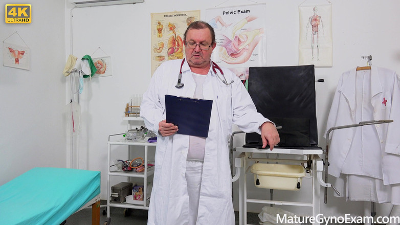 Mature Gyno Exam: Sexy milfka Jessica Red se svlékla nahá a odhalená