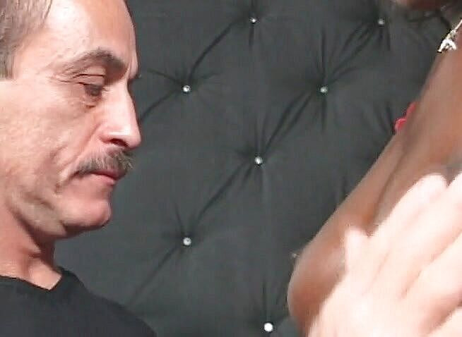 Black Jass: Gran culo de ébano babe consigue su coño lamido y perforado