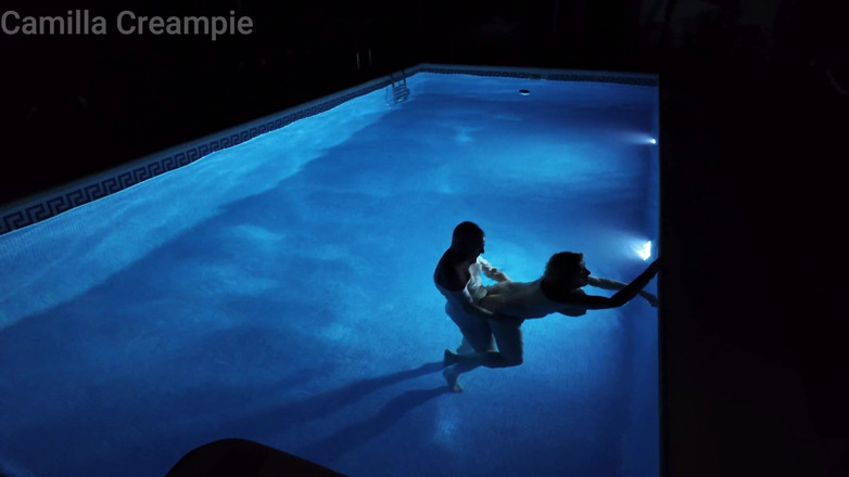 Camilla Creampie: Futai noaptea și ejaculare în piscină