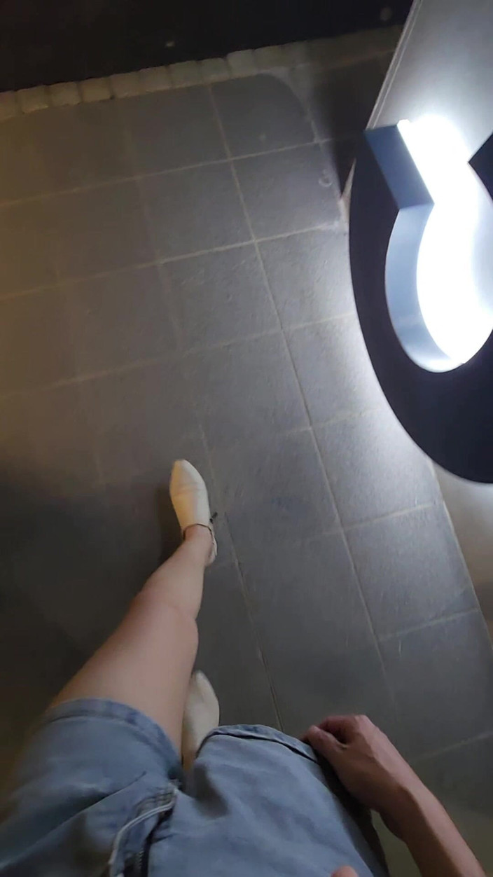 Taiwancdgirl: Masturbazione all'aperto molto eccitante, sborra sulle cosce sexy.