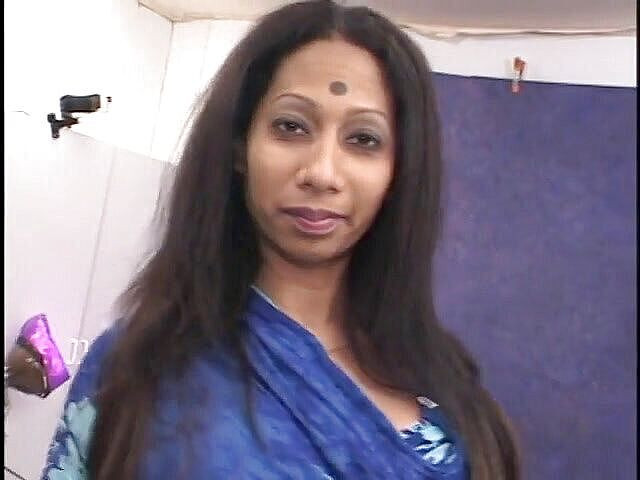 Sex Karma: Ragazza indiana dal seno grande cavalca un cazzo duro sul...