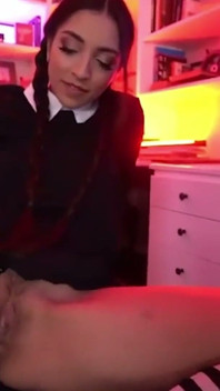 Onsdag Addams och hennes bästa vän använder flera leksaker för orgasm