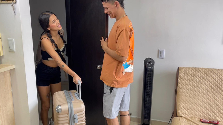 Kyleipalvin: 여름 캠프에 도착한 내 작은 이복 누이와 나는 그녀의 인생에서 최고의 섹스로 그녀를 맞이해