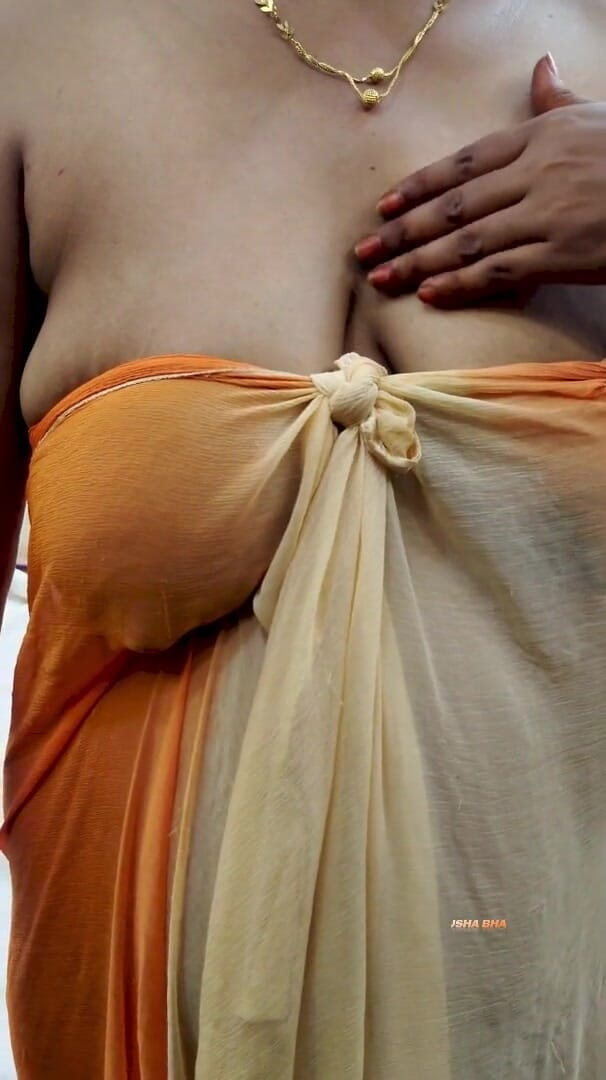 RUSHA BHABI: Bhabi Rusa menunjukkan buah dada basah dalam panggilan video