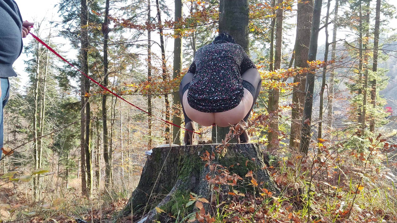 Toilet Mommy: Desesperada Por Orinar, Tiene Que Orinar Con El Atado Al...