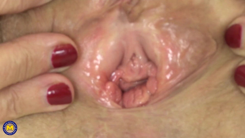 Mature Solo NL: Adorable mature loves toying her hairy cunt and tight butt...