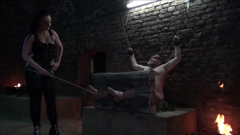 Lady Luciana Di Domizio: Bastionade for the slave