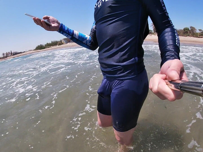 Cool Body: Surfista viene eretto nella sua Lycra per il piacere del...