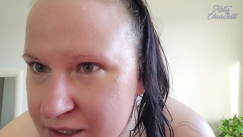 Katy Churchill: Super Berpeluh Selepas Gim