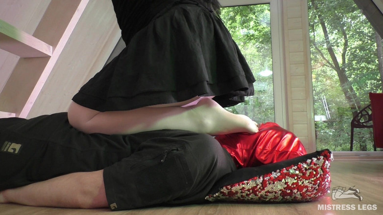 Mistress Legs: Nylons trắng trên khuôn mặt của một nô lệ: chà đạp...