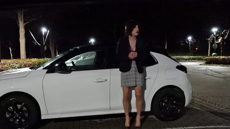 Loreley add: 戴着假面具和巨大乳房的微字符串在户外撒尿