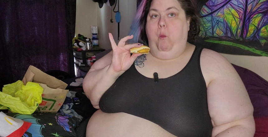 Kitty Delgato: Zlovolné žvýkání a plácání mých rtů, říhání a pokrývání tašky / obalu ASMR