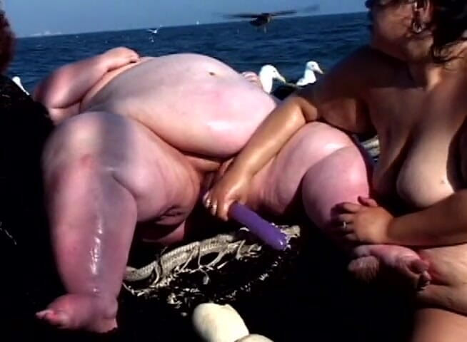 Big Beautiful Babes: Patrouille de grosse plage, vol. 4 - Des bombasses lesbiennes énormes et grosses...