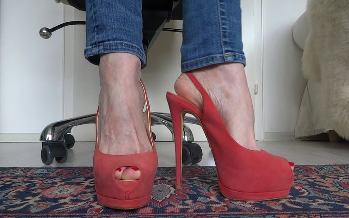 Lady Victoria Valente: Des talons hauts en frondement dans le dos, regardant les...