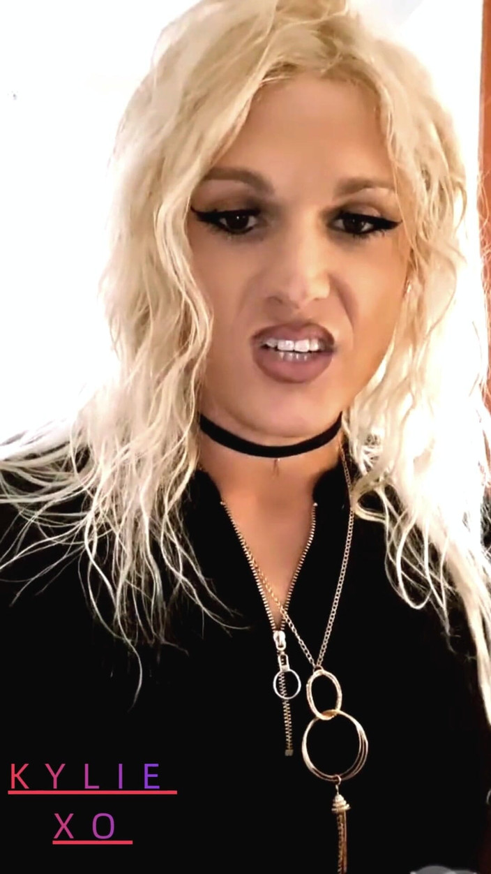 Darkfetish2k: Вона курить, чекаючи твого члена