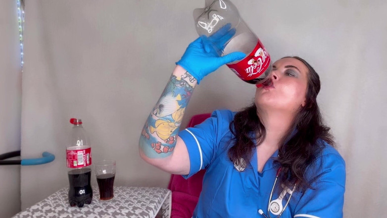 MissFFW: Une infirmière FFW prend une boisson étourdissante et se fait baiser