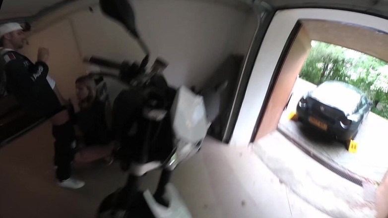 Ferrero anal experience: Молоду блондинку жорстко відтрахали в гаражі