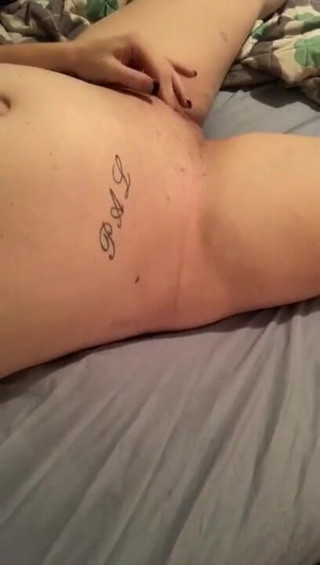 Wet Devil 23: Arrapata matrigna incinta si strofina la figa per il figliastro