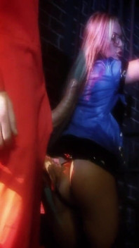 Un sättliche wilds szene-1_a paar vollbusige blonde MILfs, die einen dreier mit einem gefangenen haben