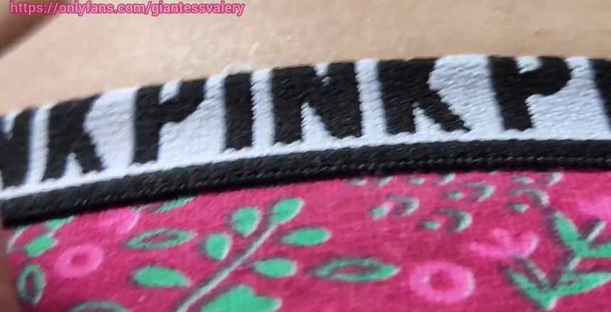 Giantessvalery: Trông giống như một kẻ biến thái nhỏ bé leo...