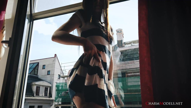 CharmModels: 창가에서 선샤인 레드 헤드 베이비의 레아