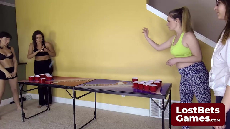 Lost Bets Games: Jeden odvážný strip air pong pohyb má divoký výstřik protihráče