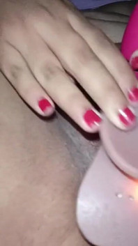 Gierige muschi will zu Orgasmen penetriert werden.