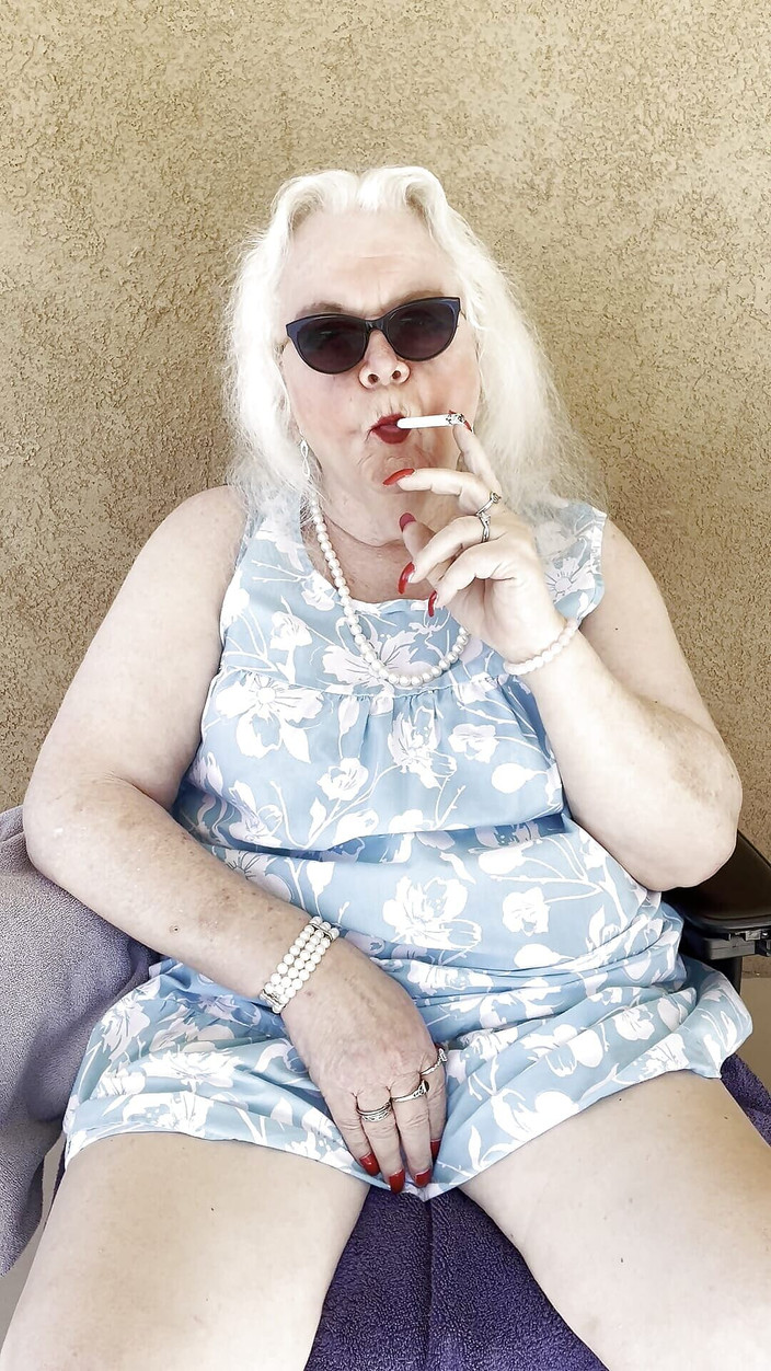 Constance: Hút thuốc và đi tiểu 2