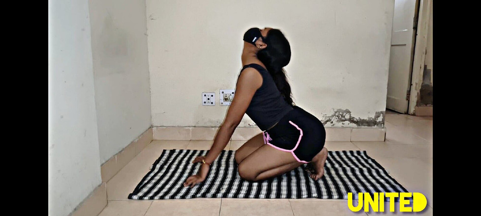 UnitedCourse31: Ein indischer yogalehrer wird von einem erstaunlich schlanken, fitten schüler...