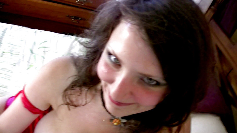 Hot Euro Girls: Une nana Français à forte poitrine se vide et chevauche une...