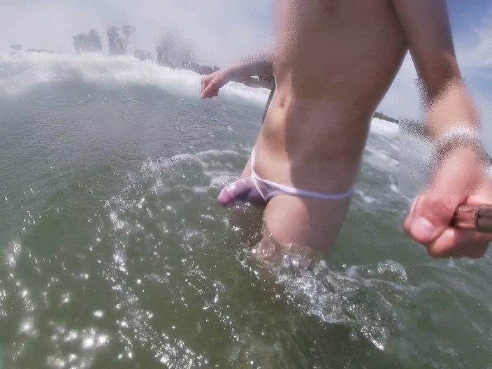 Cool Body: У меня есть сексуальный член, и я думаю, что люди должны знать, поэтому я ношу просвечивающаяся стринги в общественном пляже