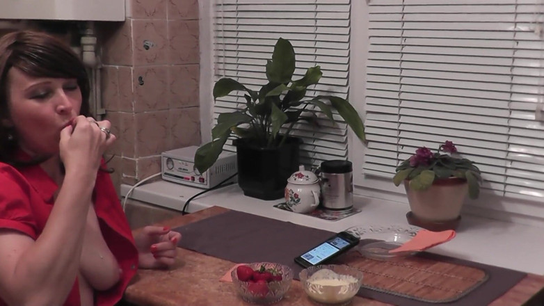 XXX-Platinum: Cocina sexy madrastra milf sin bragas come plátano, fruta, se...