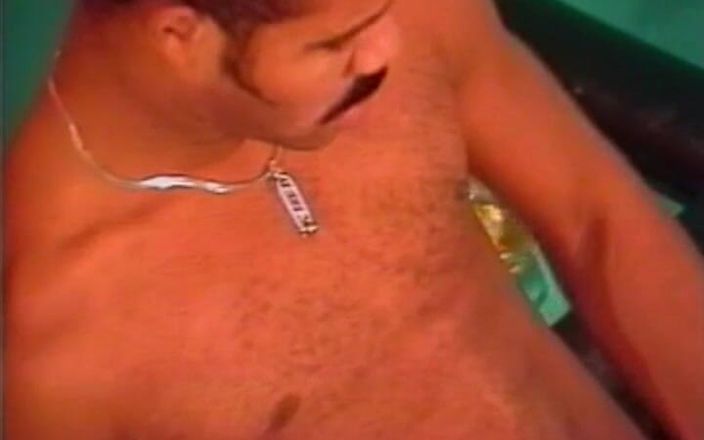 Gay vintage vibes: Intensywni mężczyźni w synchronizacji 5