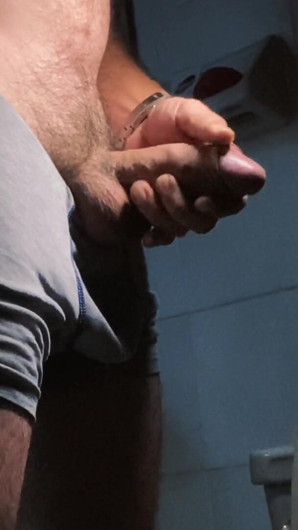 Latin mature king: Un macho urine avec sa grosse bite