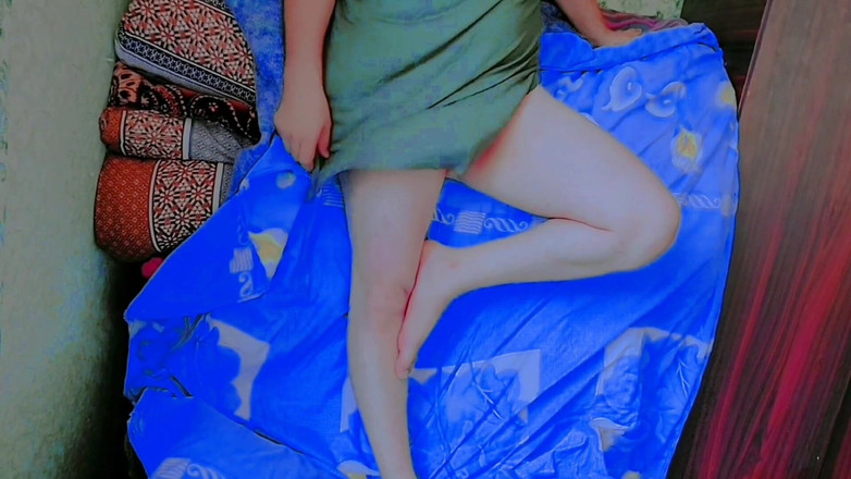 Kitty_Cross: Verspielter femboy genießt kaffee in seidiger rosa bademantel