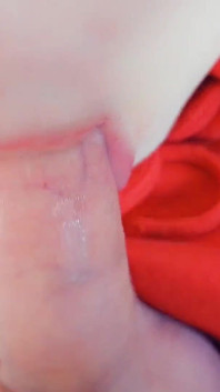 把你的鸡巴塞进我的嘴里，我会射在我的舌头上