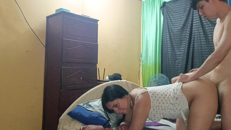 Artemisa74: Meine kolumbianische stiefmutter ruft mich in ihr zimmer, um meinen...