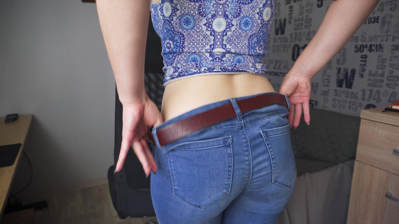 Teasecombo 4K: Pantat cewek seksi dengan celana dalam warna biru jeans ini...