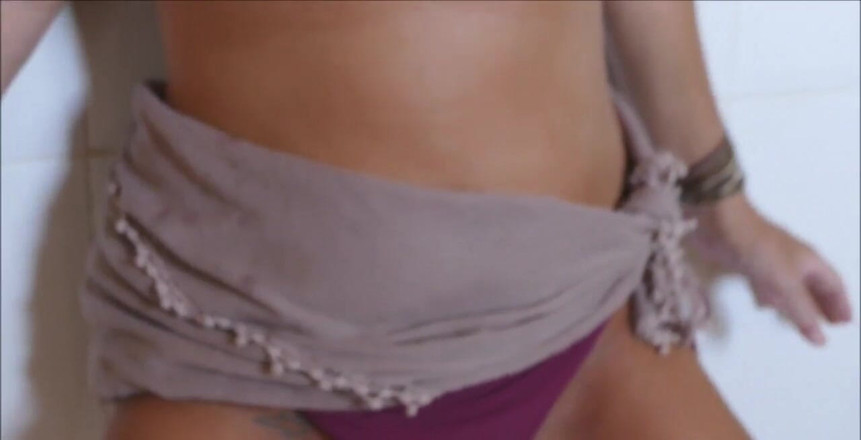 Natalie K: 在厨房里，穿着比基尼，热得很热，弯下腰从冰柜里取出冰块