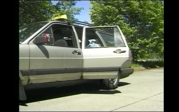 Bizzarre World: Krásné MILFky a zralé děvky šukají venku od nadržených truckers (celý film)