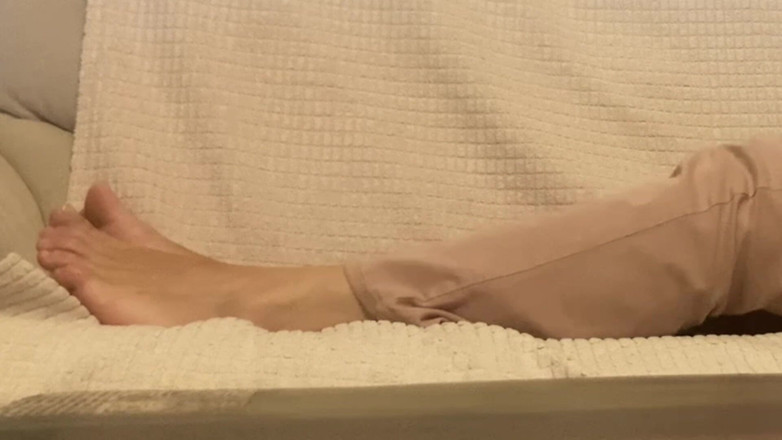 Niki studio: Look at My Feet and Suck My Toes